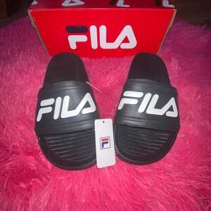 Fila Sleek Slide Sandal Black And White Women Size 10 Men Size 9